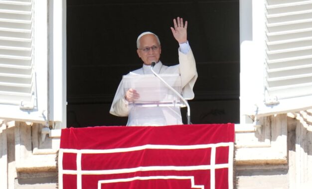 El Vaticano difundió la primera foto del Papa tras la operación y aseguró que muestra «mejoras constantes»