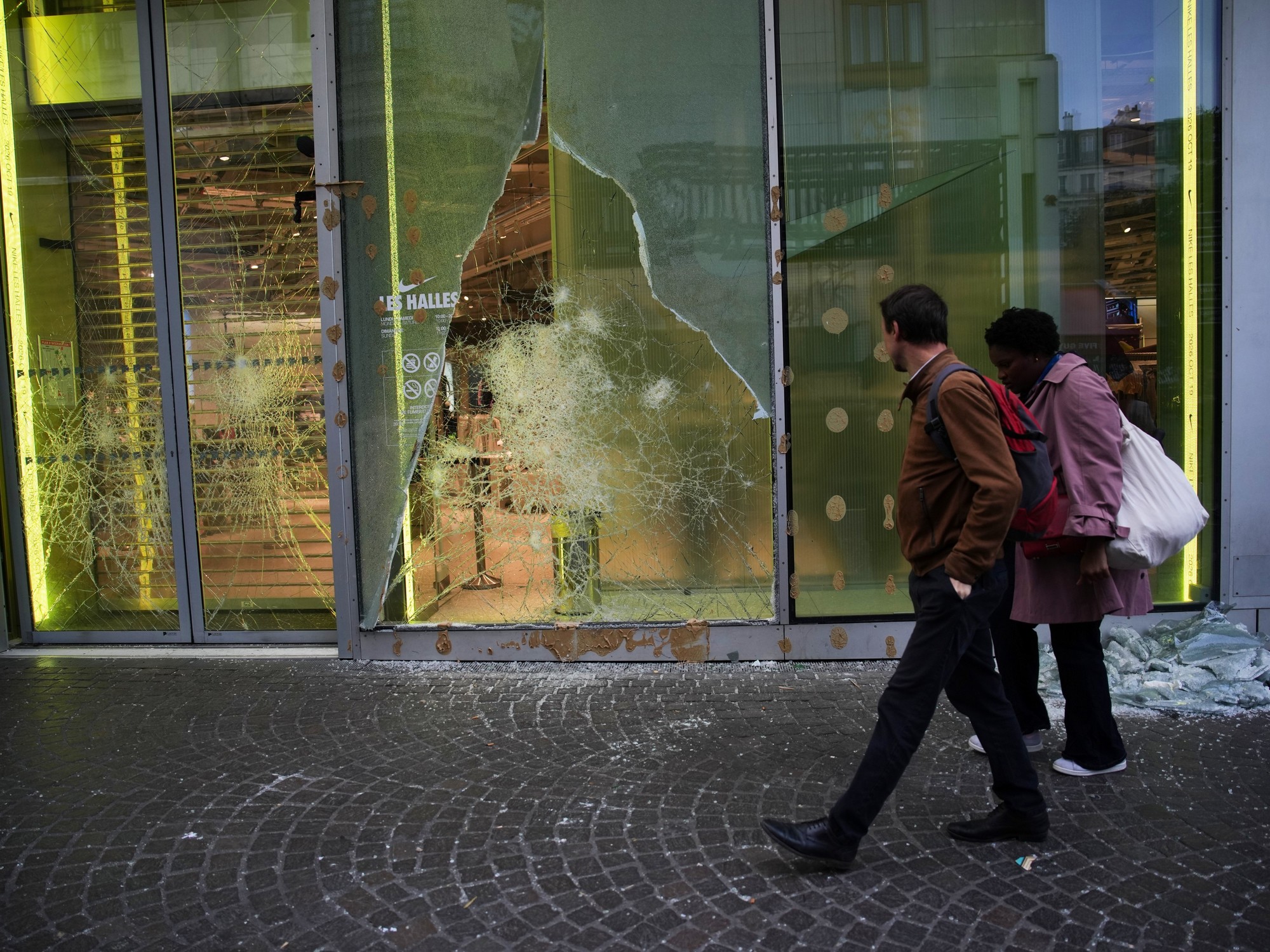 Negocios vandalizados en París, este lunes