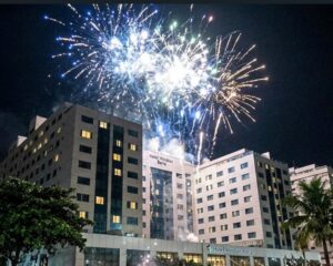Hinchas de Vasco tiraron pirotecnia frente al hotel de Boca durante la madrugada