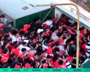 Incidentes en Junín: caos en el ingreso de los hinchas de River y la Policía tiró gas pimienta