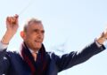 Nelson Castro sorprendió al dirigir una banda de 700 músicos en el Monumento a la Bandera