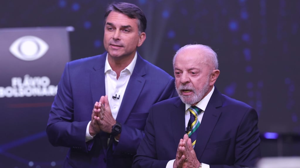 Flávio Bolsonaro y Lula da Silva durante el debate del domingo pasado por TV