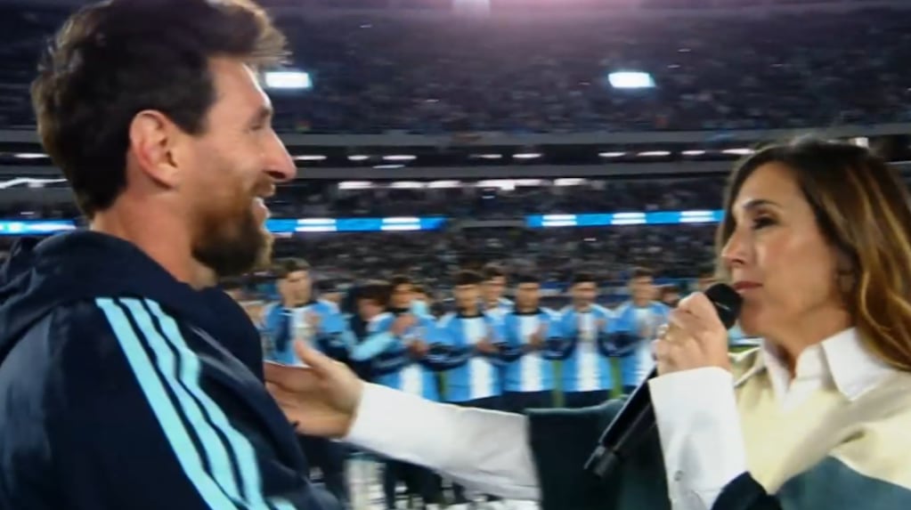 Soledad Pastorutti le cantó “Brindis” a Messi en su despedida y terminaron fundidos en un abrazo